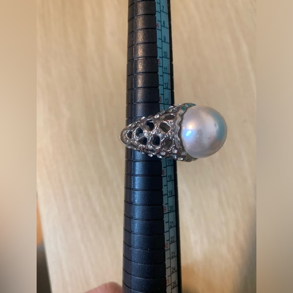 NWOT FAUX PEARL SILVER TONED RING - Picture 2 of 3